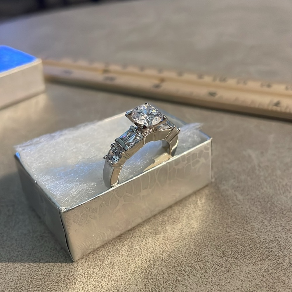 925 Sterling Silver Cubic Zircona Ring (Size 6)